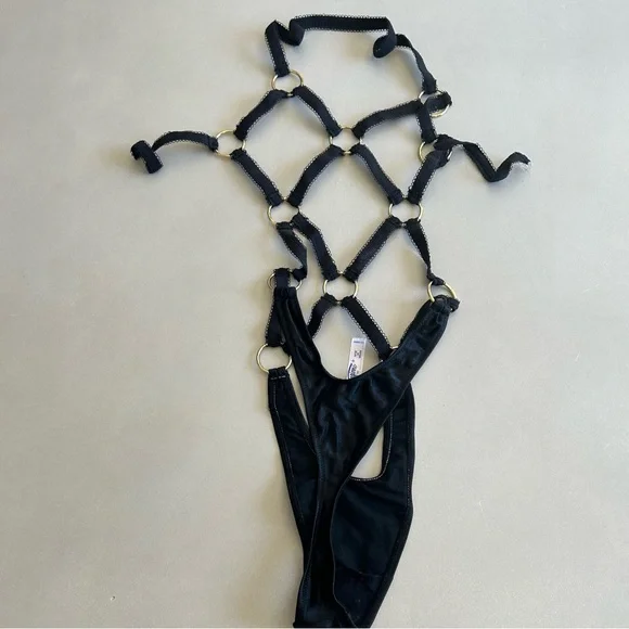 Elegant Black Strappy Bodysuit - Picture 3 of 3